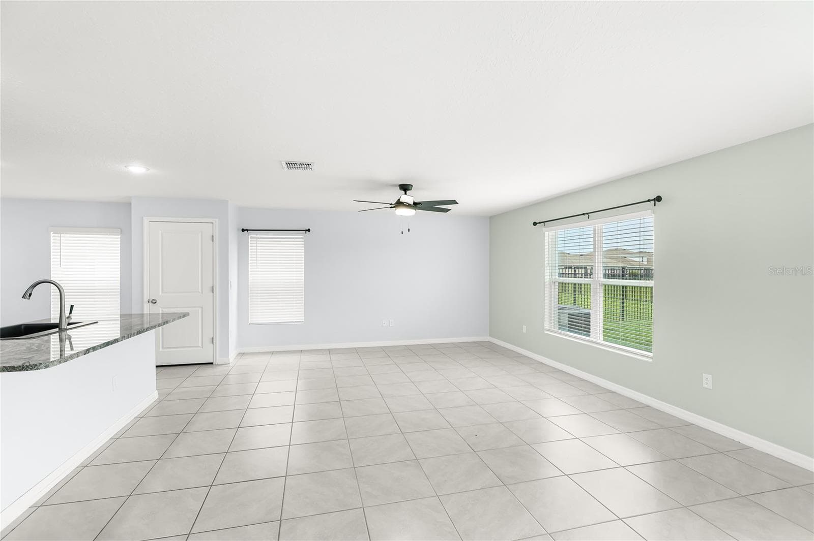 Living room - 10116 CHARLOTTE DR, PARRISH