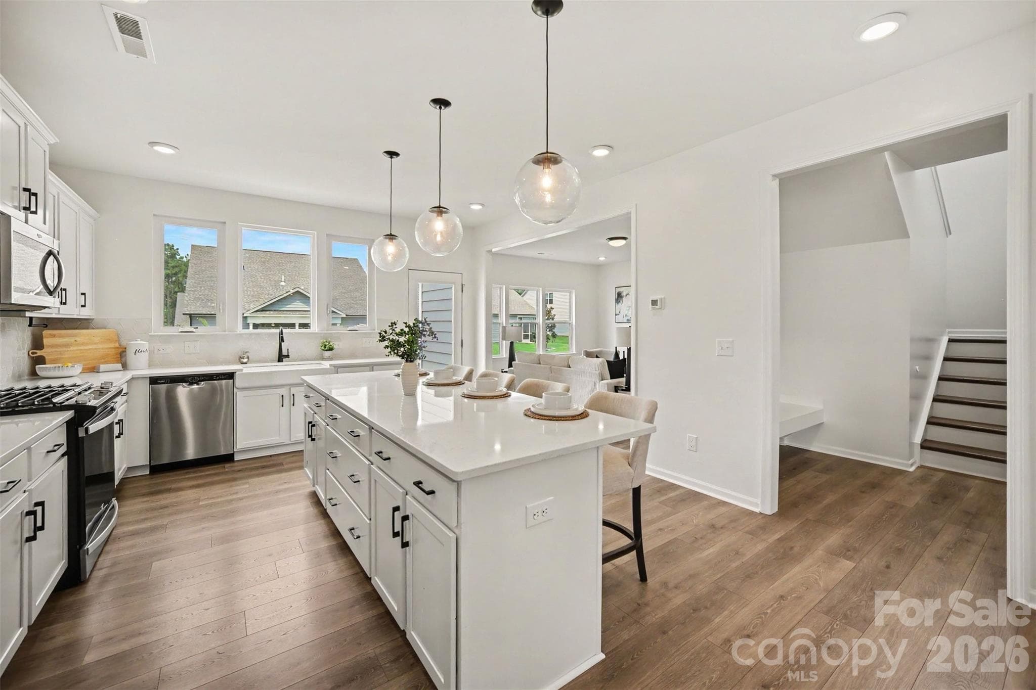 Oversized island with quartz countertop - 44024 Donald Ross Court, Lancaster