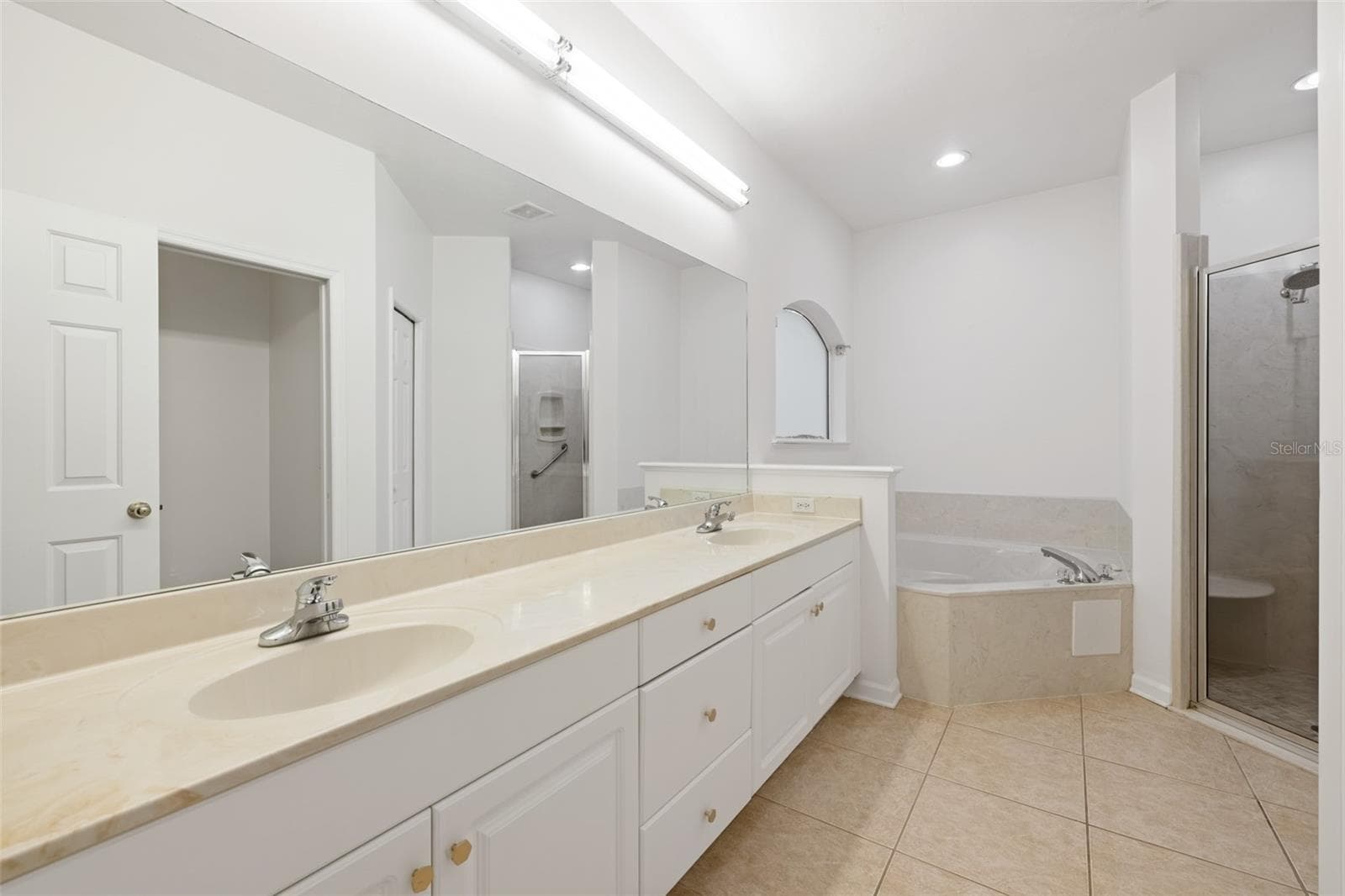 large primary bathroom - 3033 SW 98TH DR, GAINESVILLE