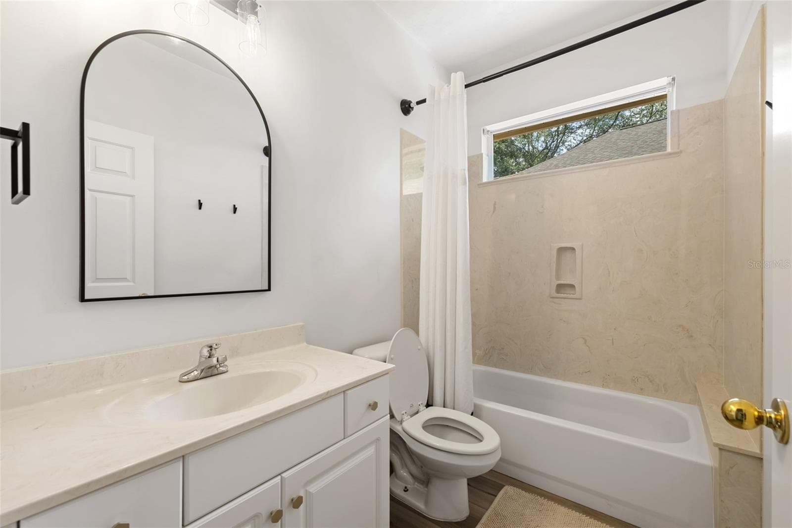 full guest bathroom - 3033 SW 98TH DR, GAINESVILLE