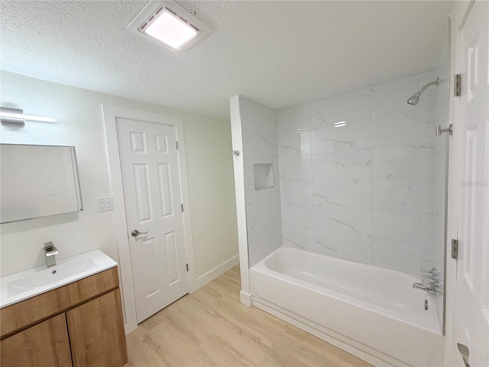 Shared bath - 4533 W FERN ST, TAMPA