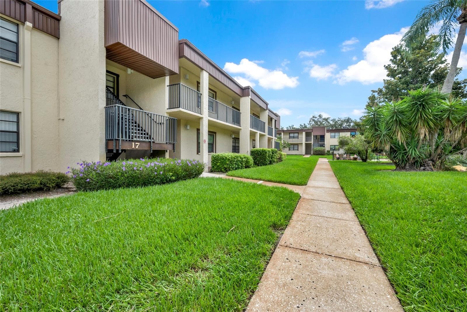Well maintained grounds - 2400 WINDING CREEK BLVD #17-203, CLEARWATER
