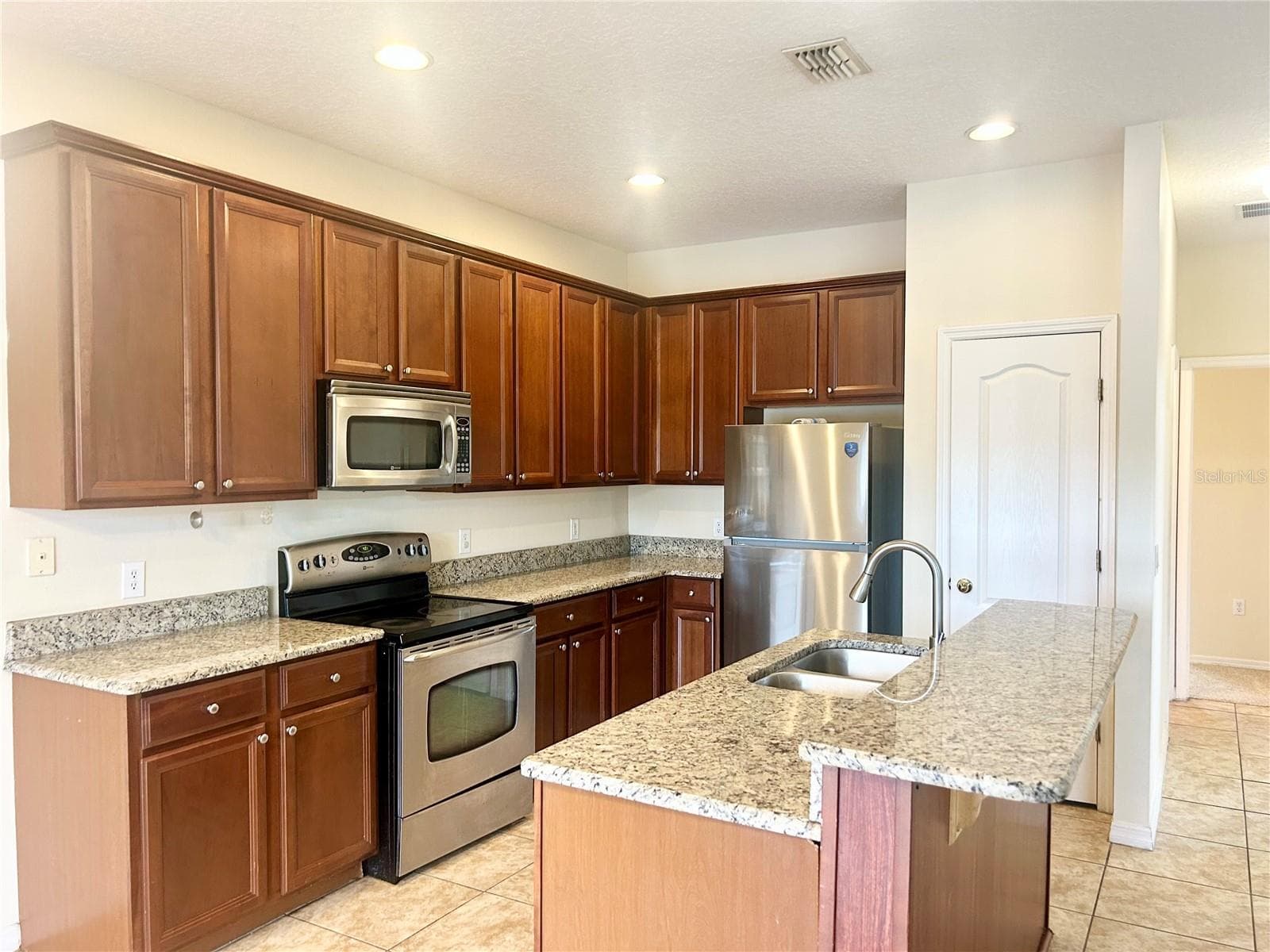 Single Family Residence at 3807 WOOD THRUSH DR, KISSIMMEE, photo 8 of 26