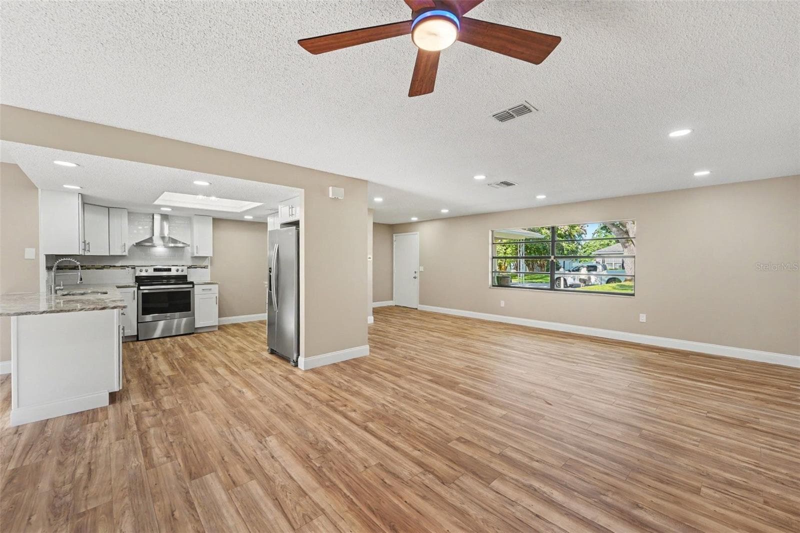 Single Family Residence at 1364 DILL AVE, SPRING HILL, photo 7 of 24