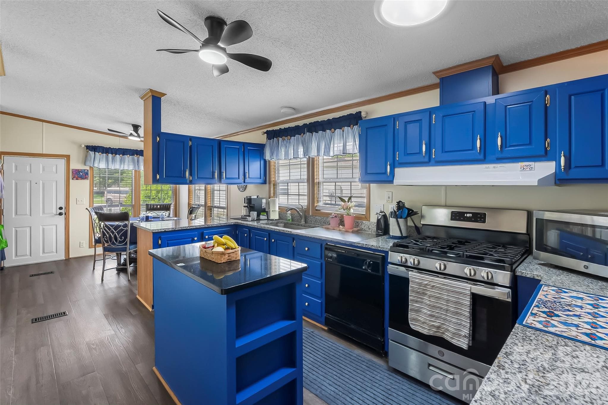 Kitchen Island / Newer Stove - 208 Red Birch Court, Hendersonville