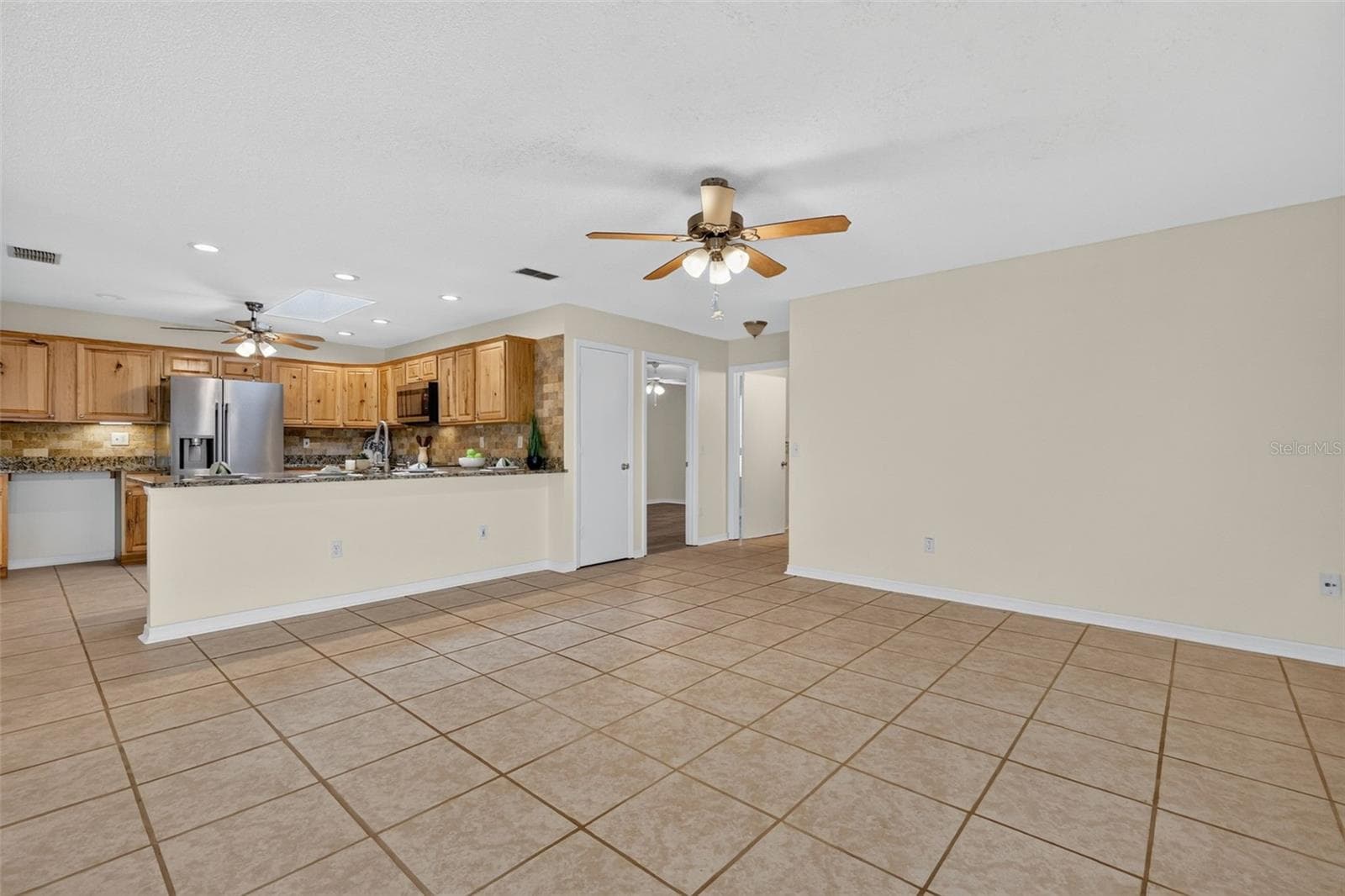 Villa at 483 HILDALGO DR, THE VILLAGES, photo 7 of 29