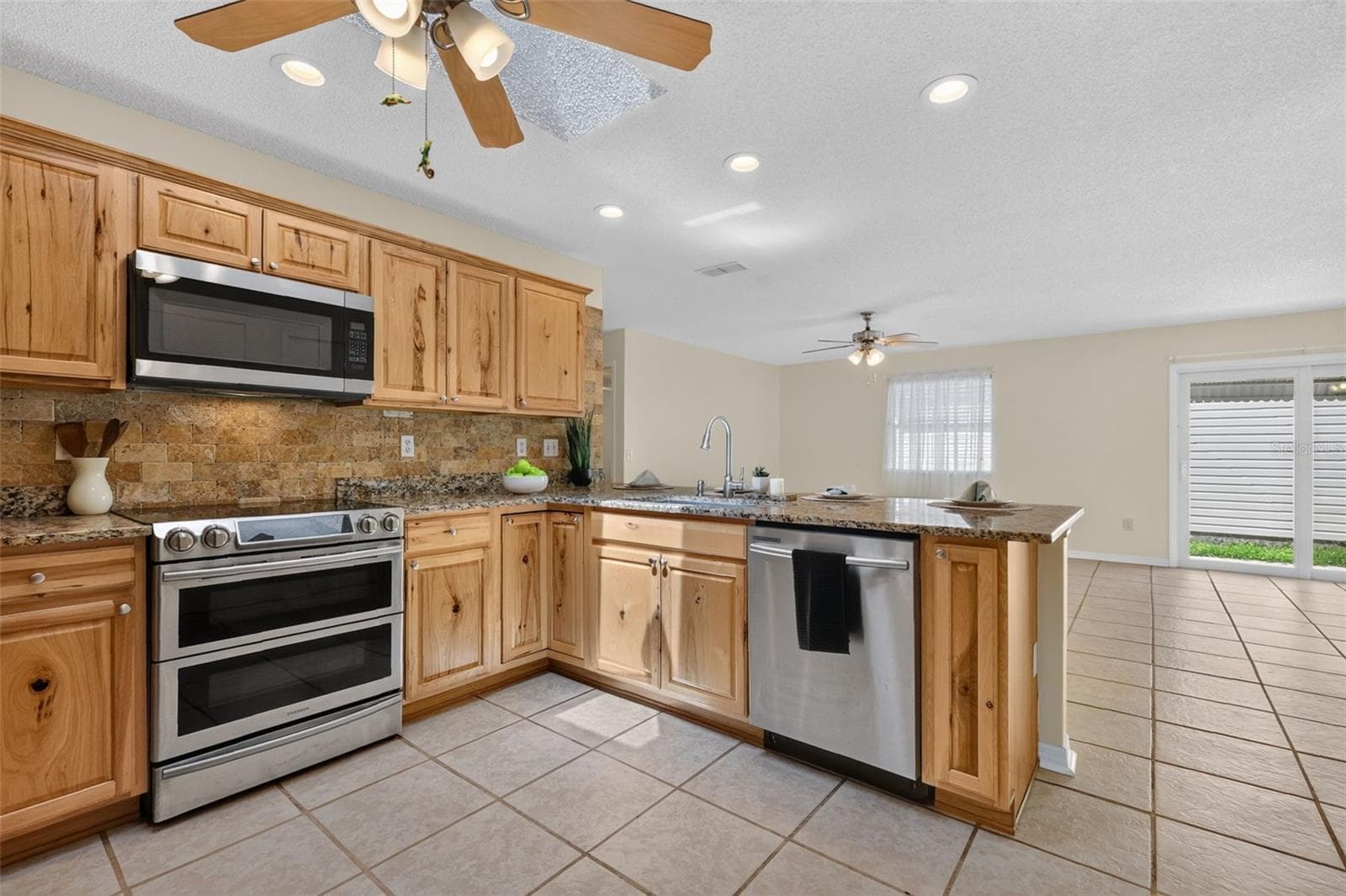 Villa at 483 HILDALGO DR, THE VILLAGES, photo 14 of 29
