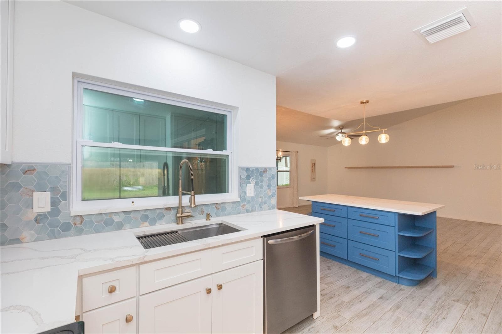 Single Family Residence at 2705 LAKEVILLE DR, TAMPA, photo 11 of 37