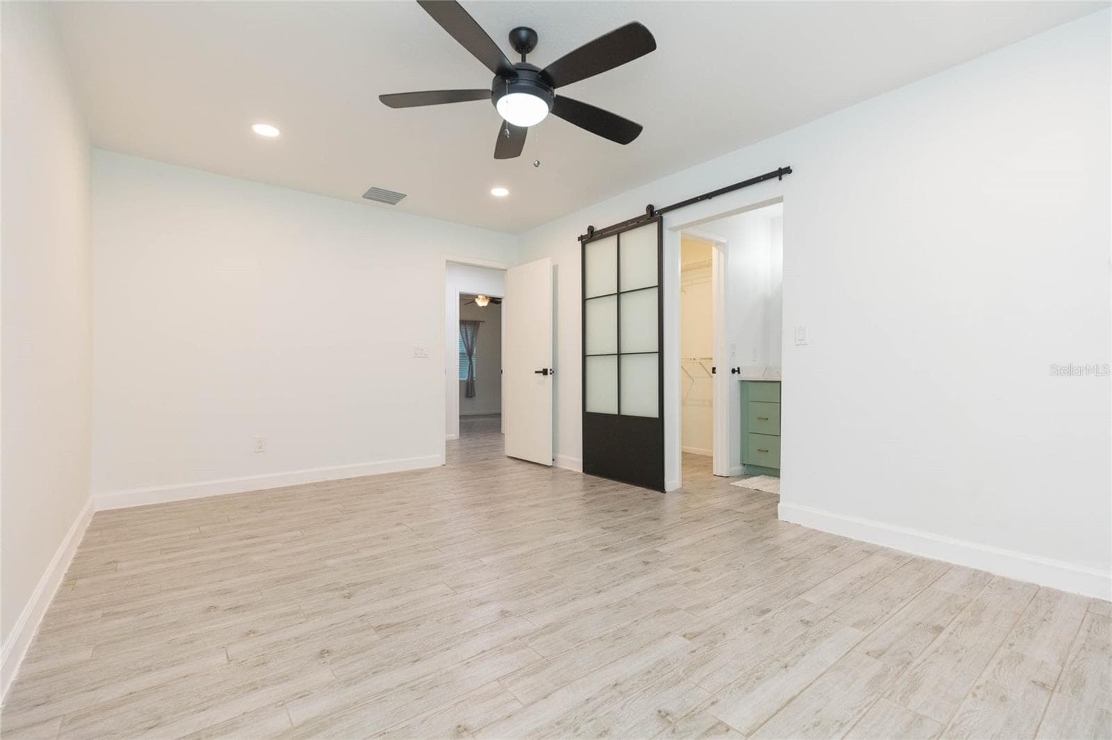 Lots of options for bed positioning - 2705 LAKEVILLE DR, TAMPA