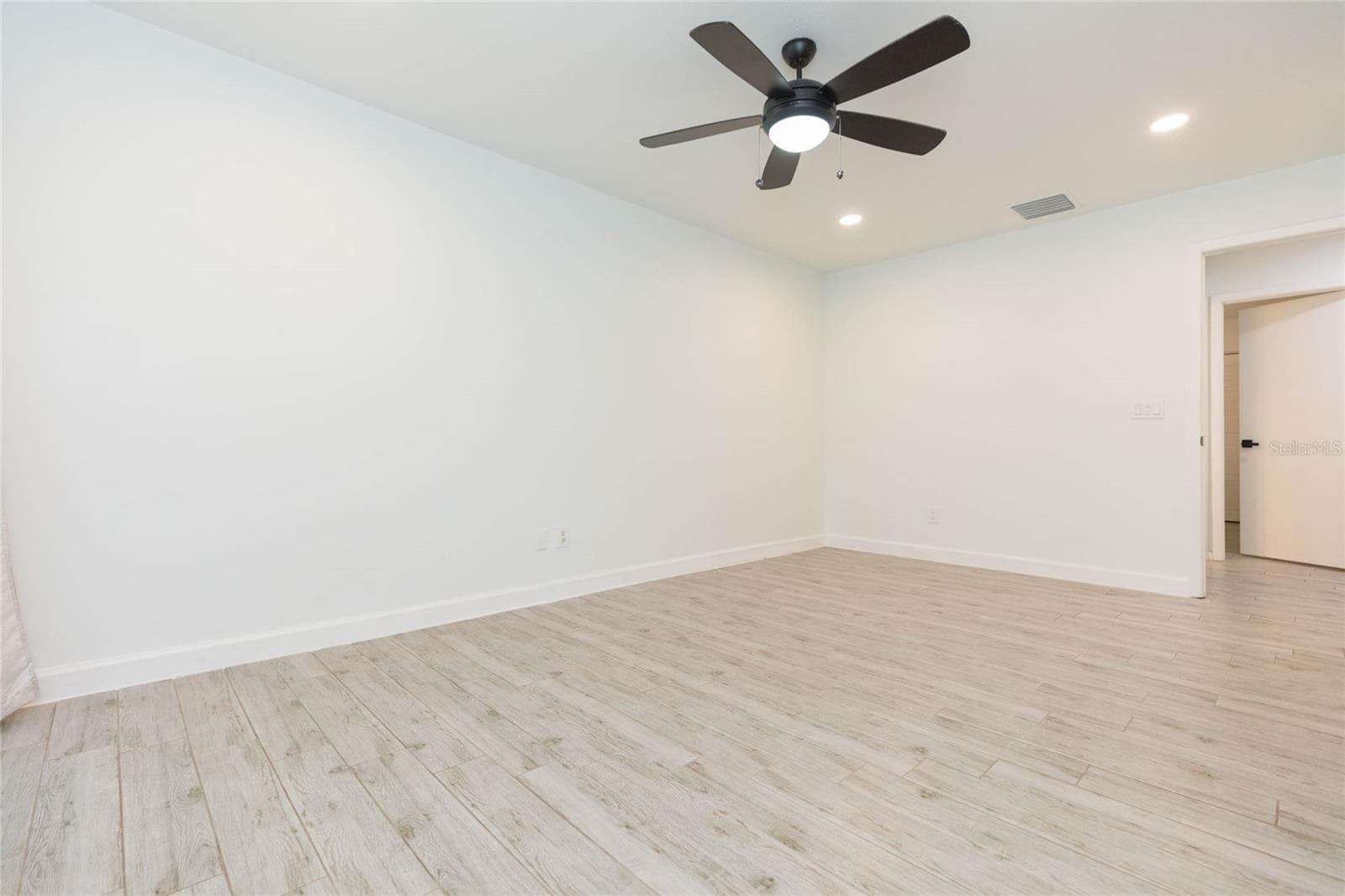Primary bedroom - 2705 LAKEVILLE DR, TAMPA
