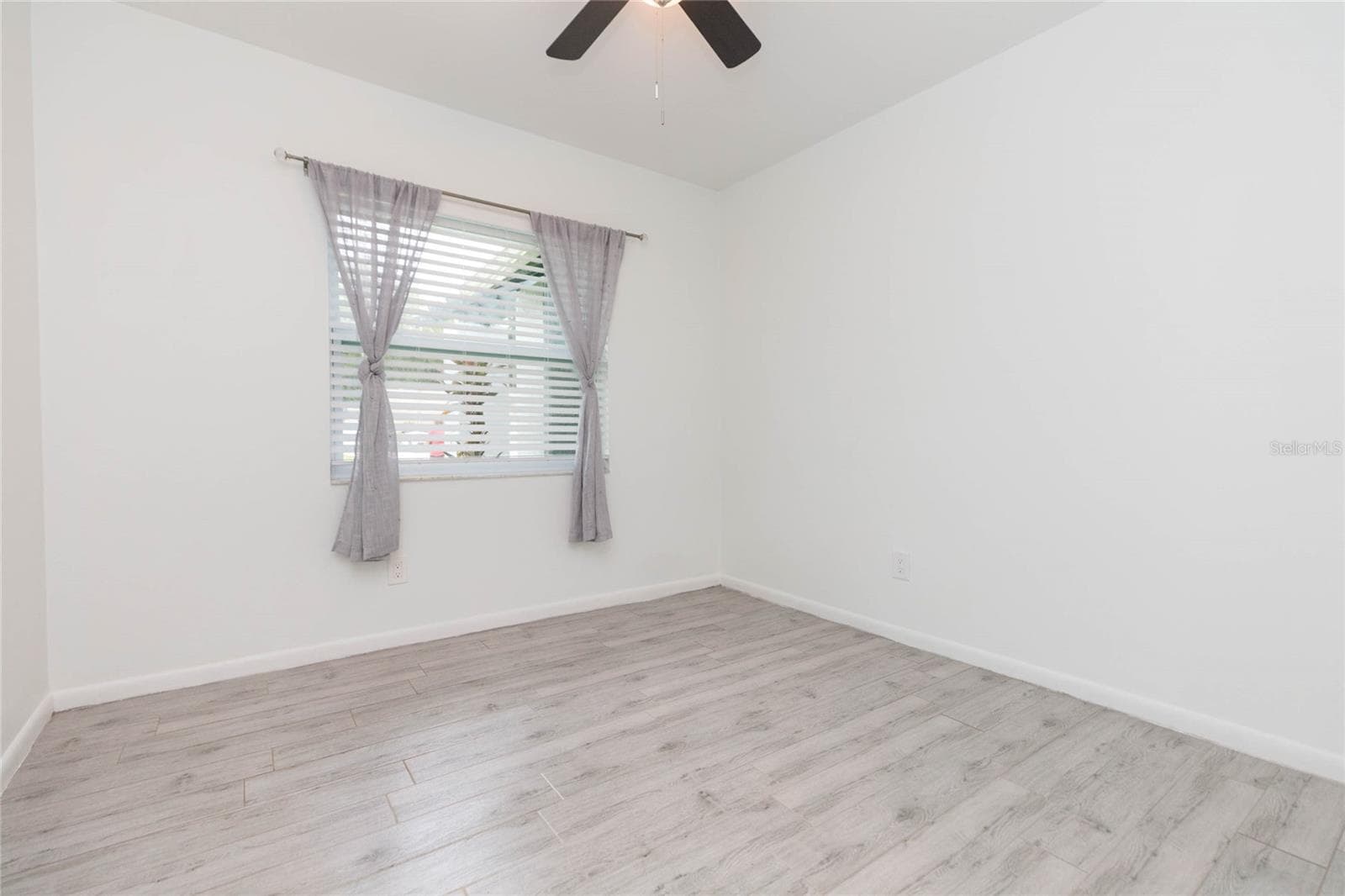 Bedroom #3 with plenty of room for a king bed - 2705 LAKEVILLE DR, TAMPA