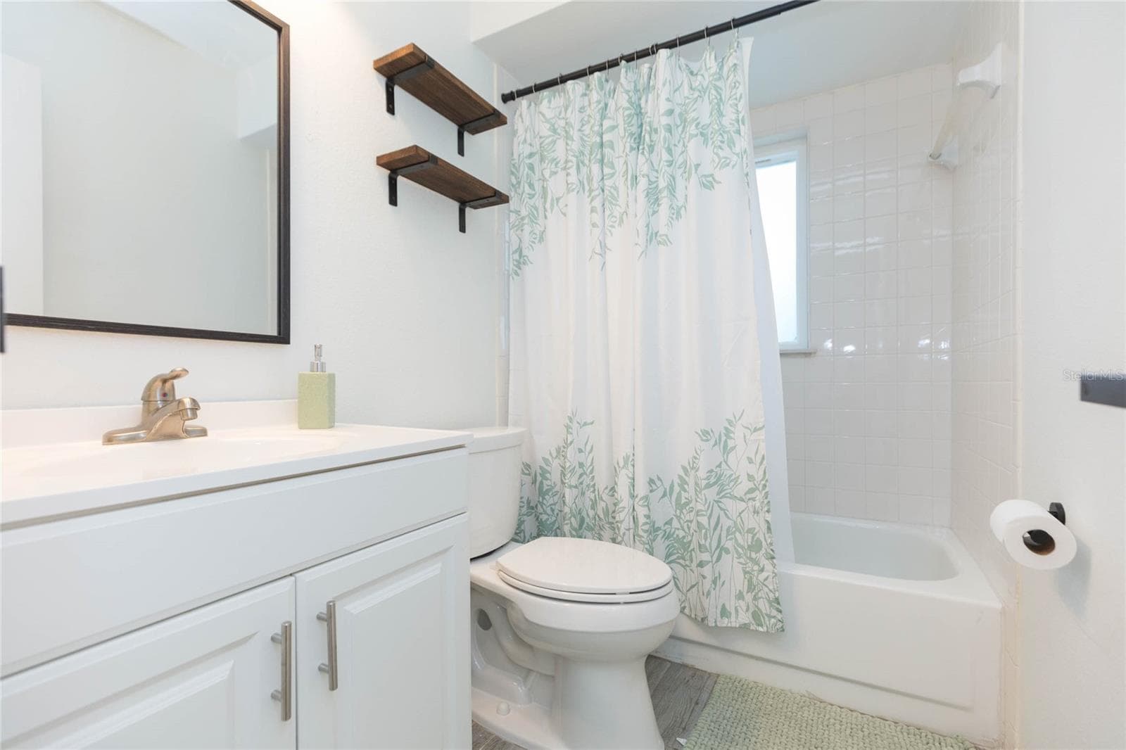 Guest bedroom with new fixtures and cabinetry and door pulls - 2705 LAKEVILLE DR, TAMPA