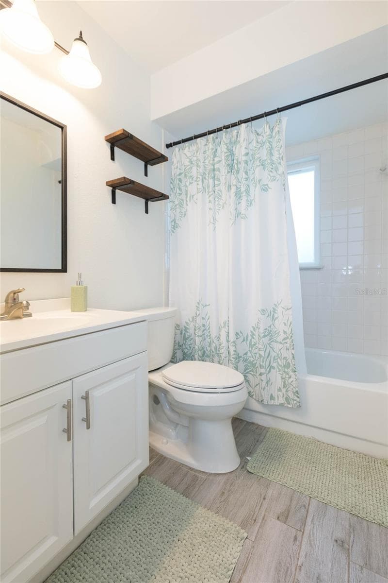 Guest bathroom - 2705 LAKEVILLE DR, TAMPA