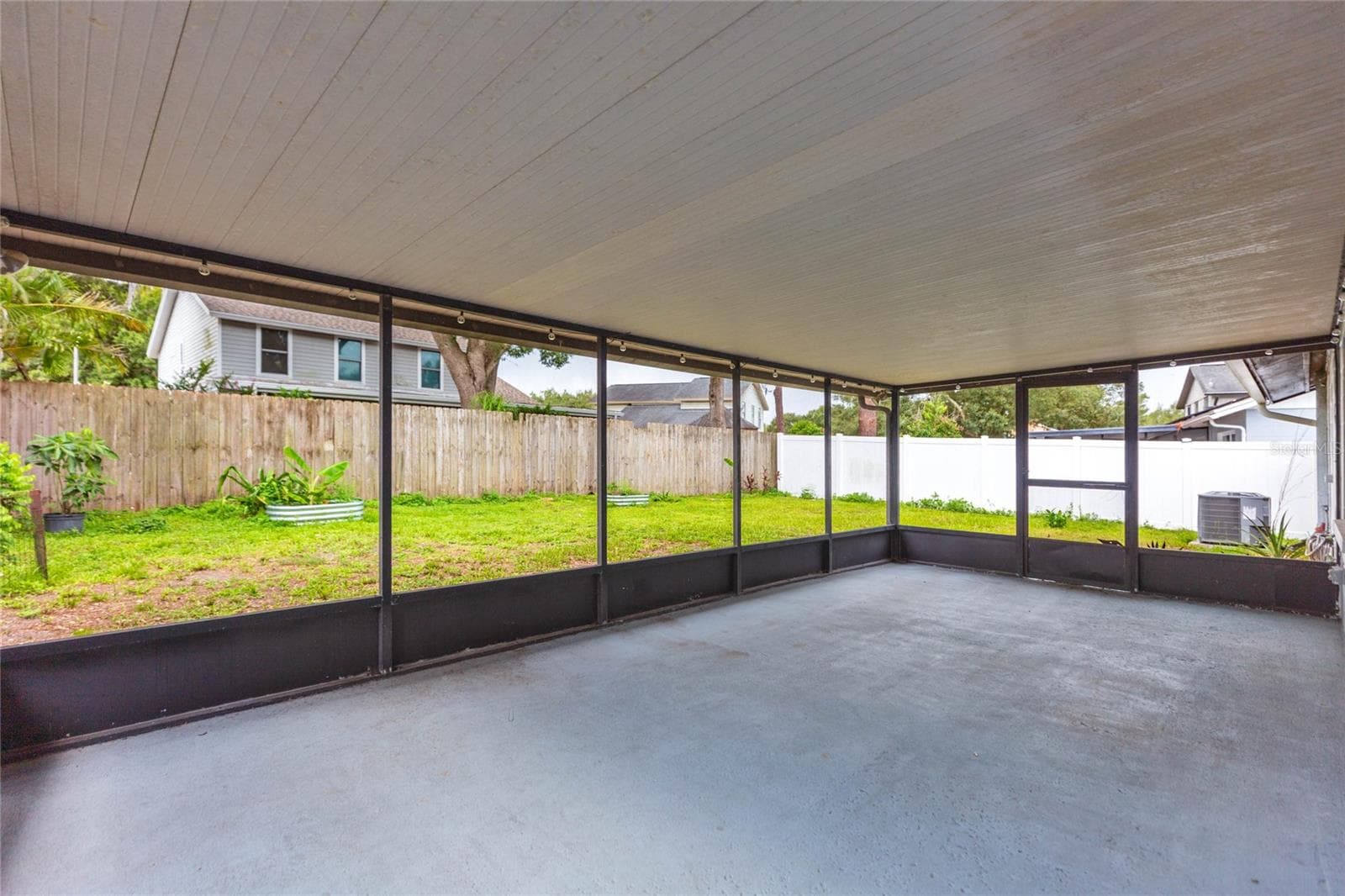 Spacious covered lanai and fully fenced yard - 2705 LAKEVILLE DR, TAMPA