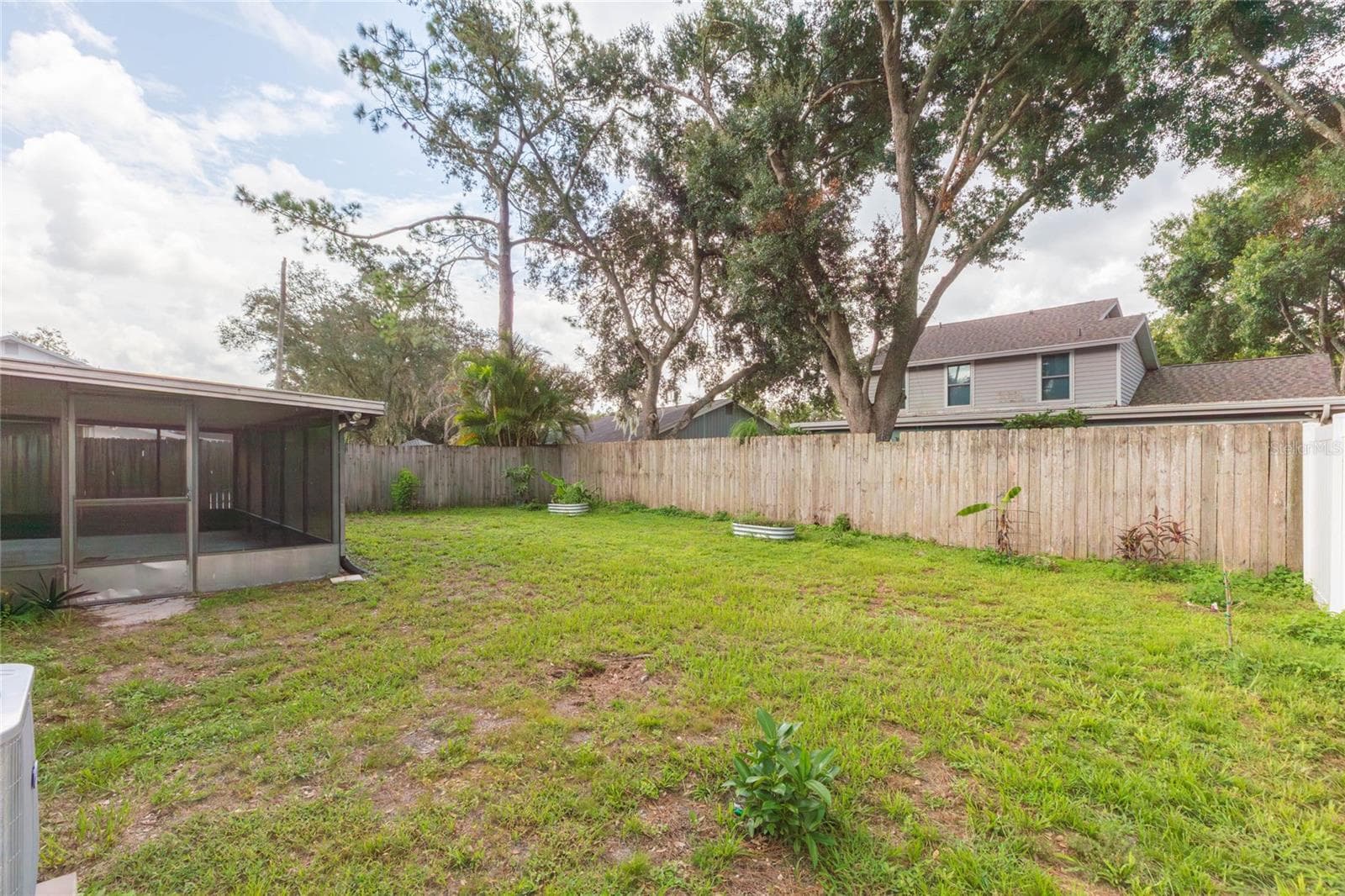 Backyard, perfect for playtime or furry family members - 2705 LAKEVILLE DR, TAMPA