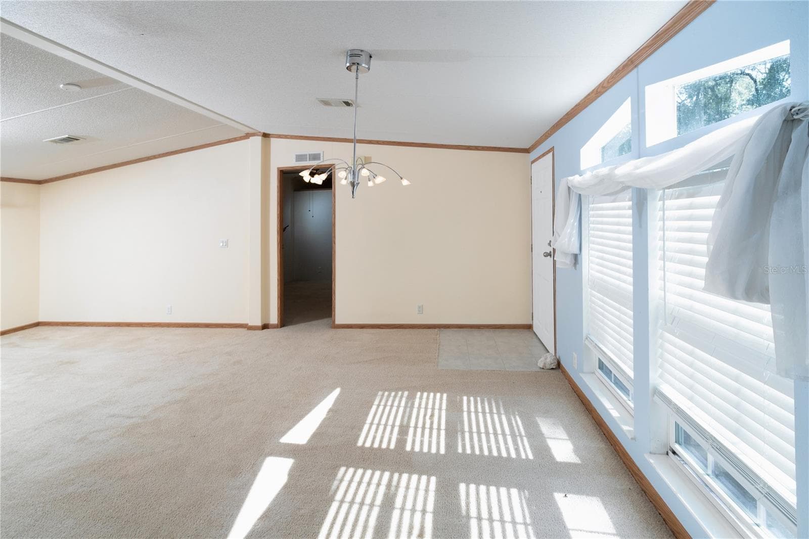 Living Room/Dining Space - 11934 CR 656H, WEBSTER