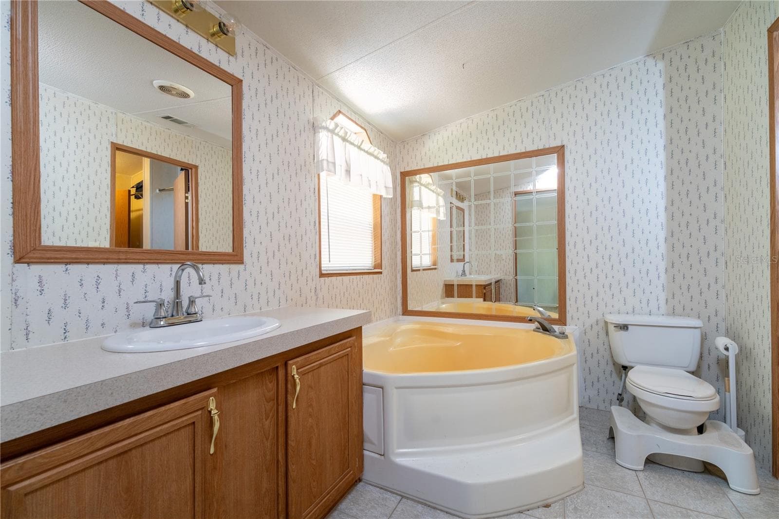 First Jack'n'Jill style Primary Bath - 11934 CR 656H, WEBSTER
