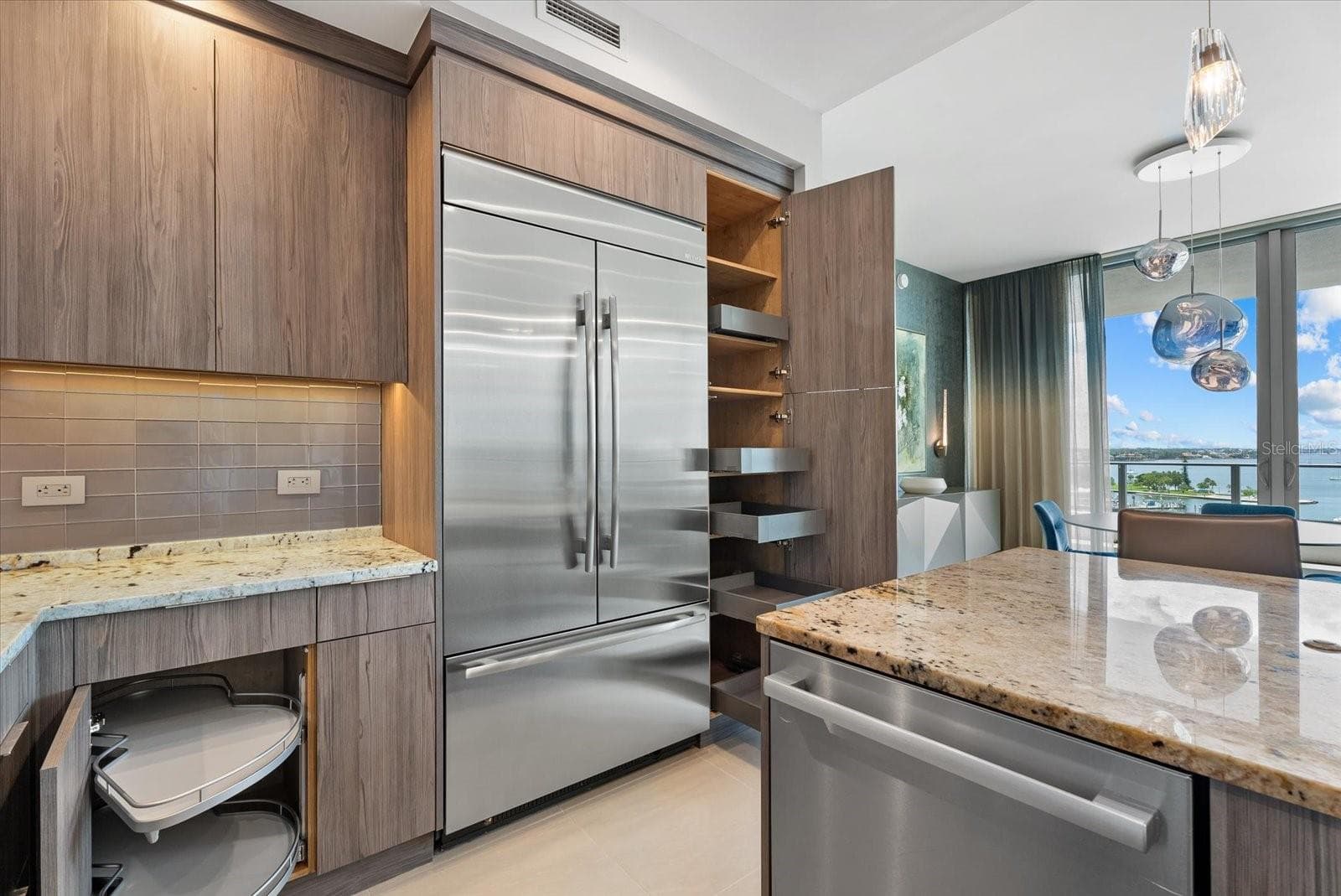 Built-ins and pull-outs for convenience - 1155 N GULFSTREAM AVE #807, SARASOTA