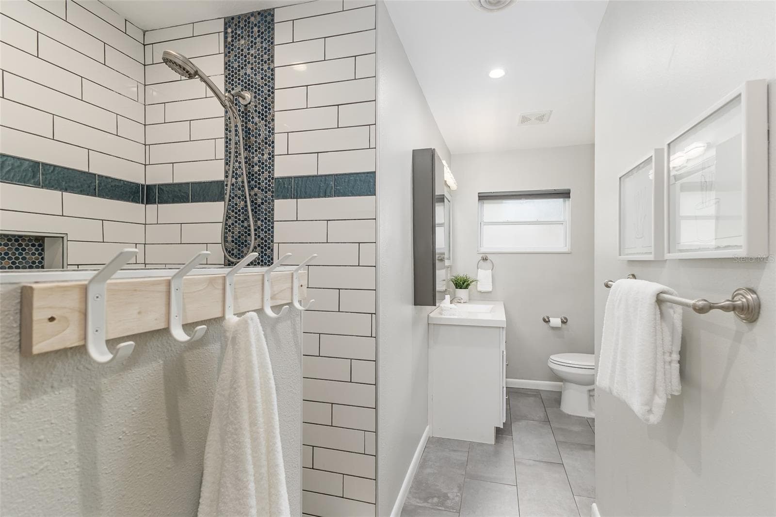 Guest bathroom 1 - 2925 E LAKE HARTRIDGE DR, WINTER HAVEN