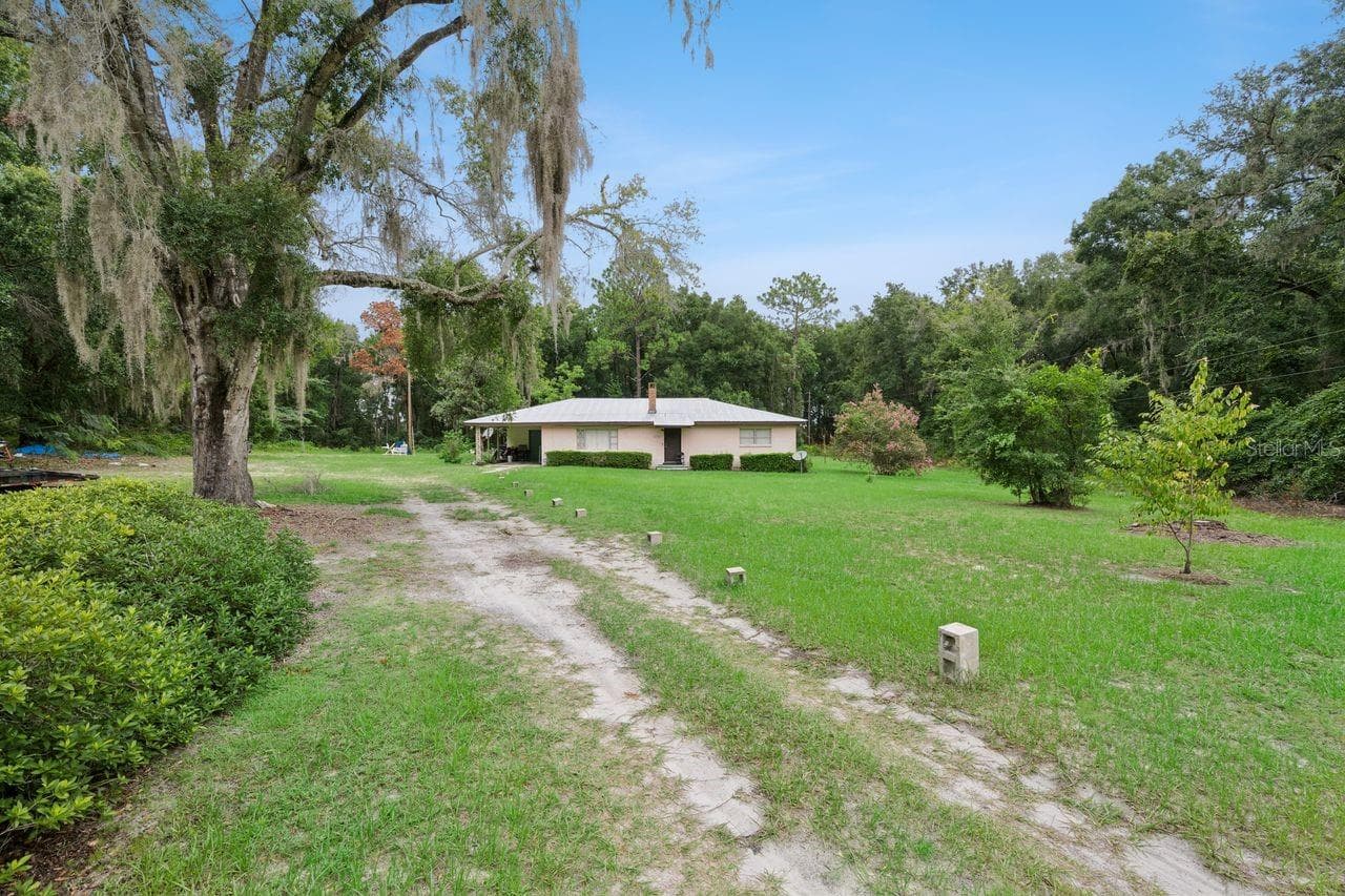 Beautiful entry to the property! - 6184 NE 54TH BLVD, WILDWOOD