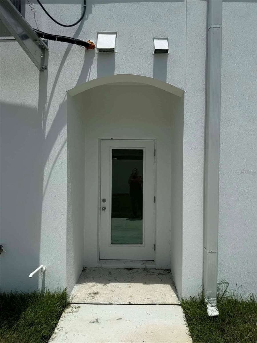 Backdoor - 4346 CAMBIO GARDENS CT, TAMPA