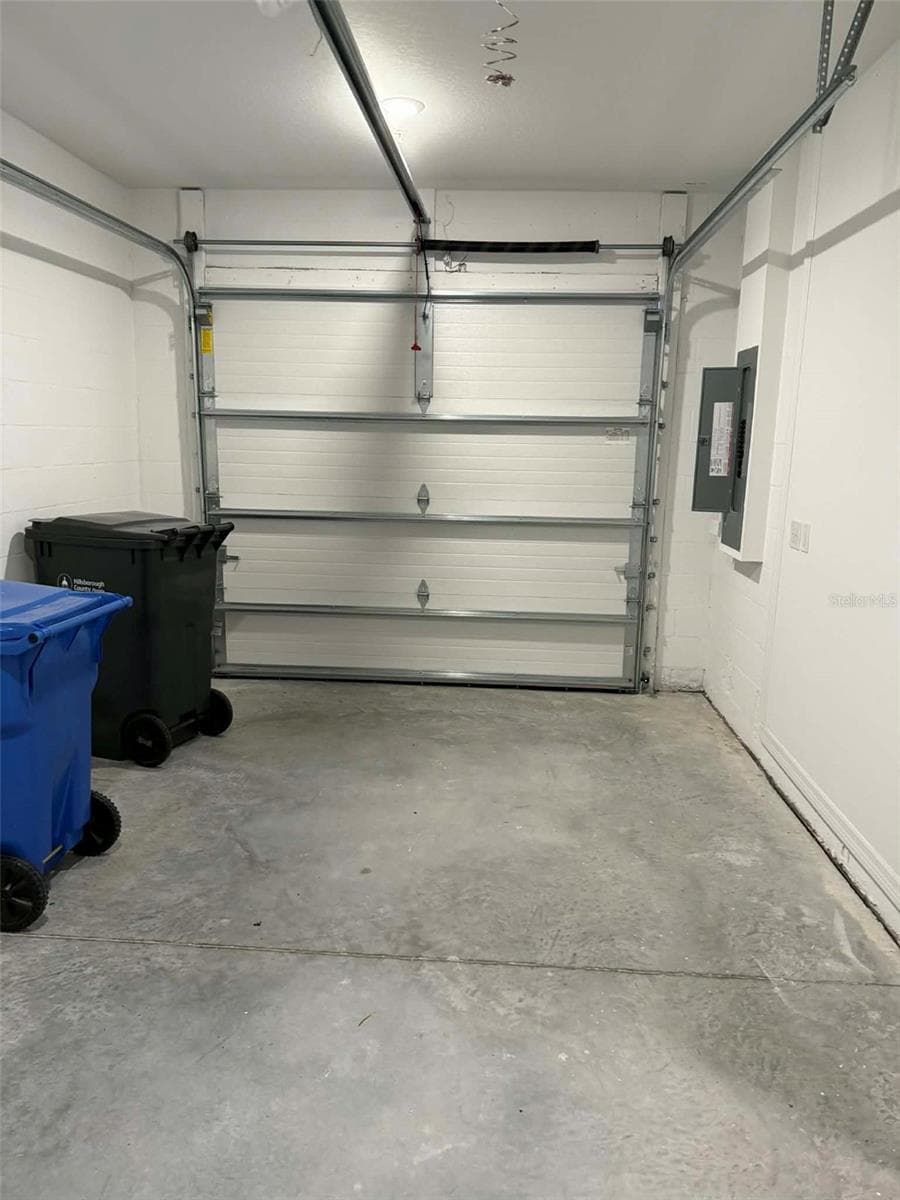 Garage - 4346 CAMBIO GARDENS CT, TAMPA