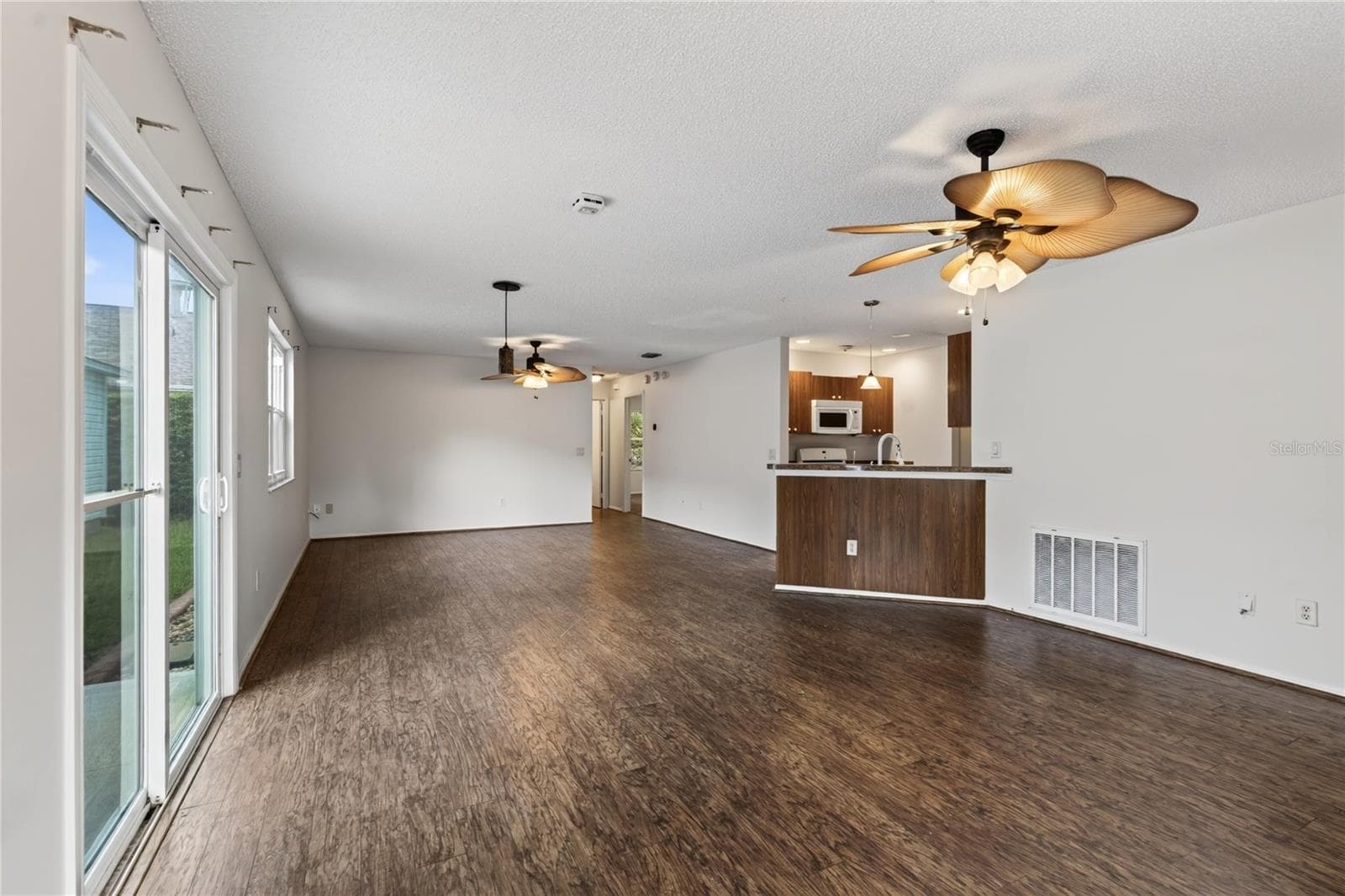 Main Living / Dining Area - 16970 SE 94TH SUNNYBROOK CIR, THE VILLAGES