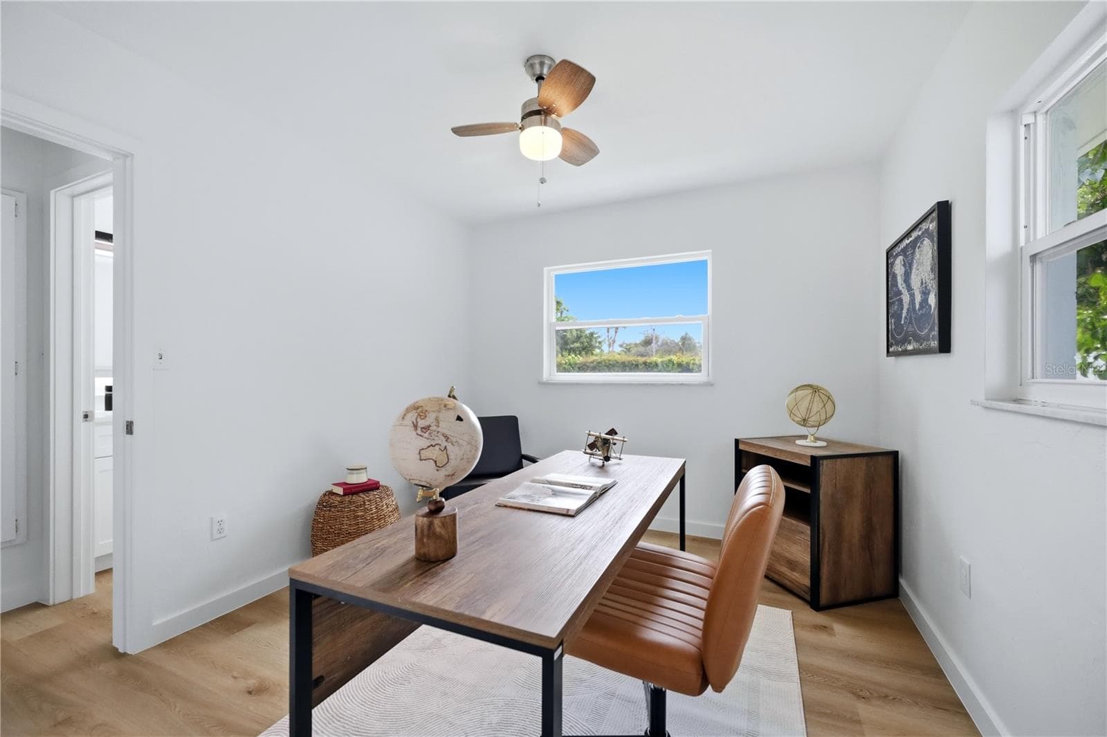 Flexible bedroom or bonus room that could function as a home office - 6103 CARLTON AVE, SARASOTA