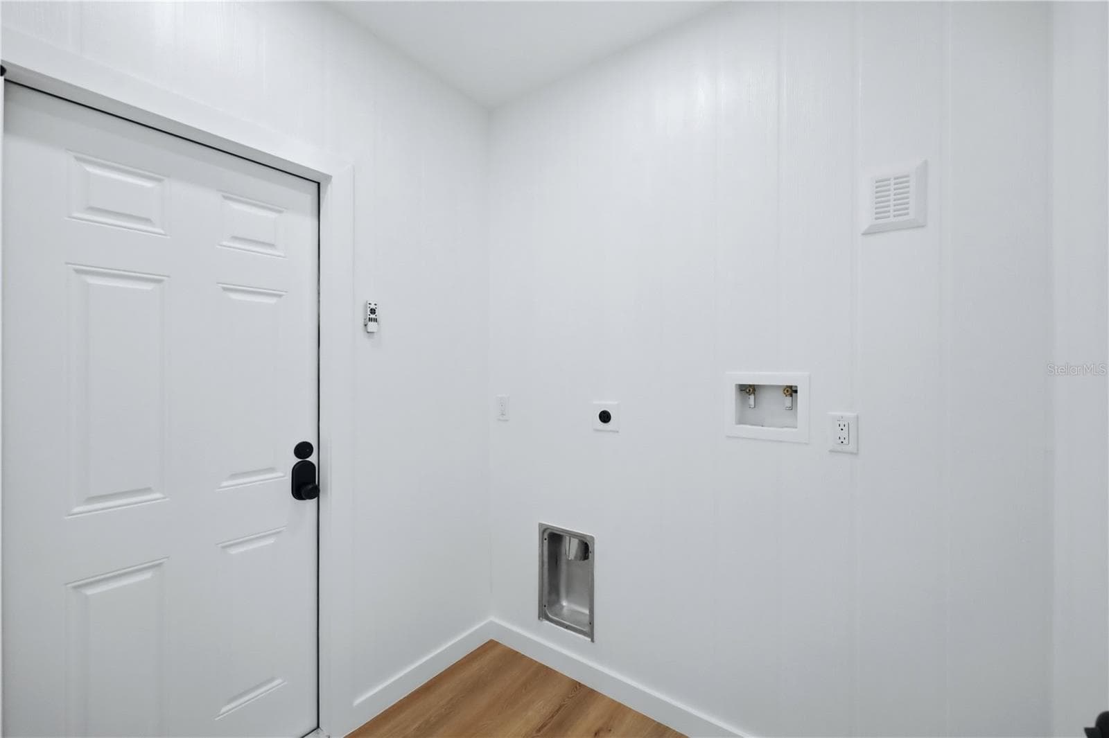 Separate laundry/mud room off kitchen - 6103 CARLTON AVE, SARASOTA