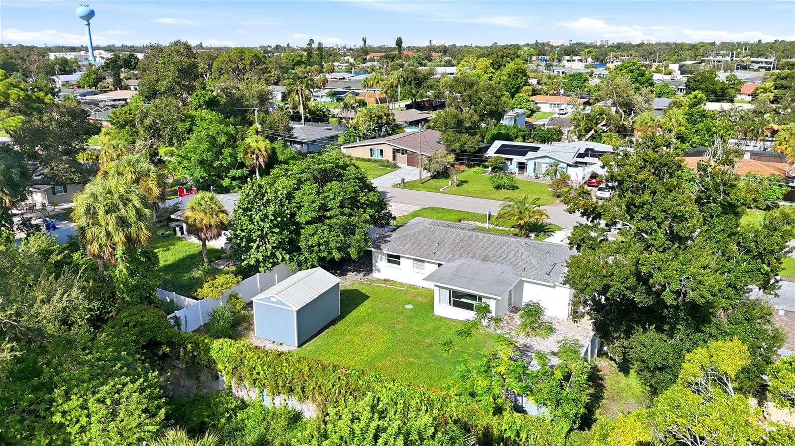 Large fenced back yard - 6103 CARLTON AVE, SARASOTA