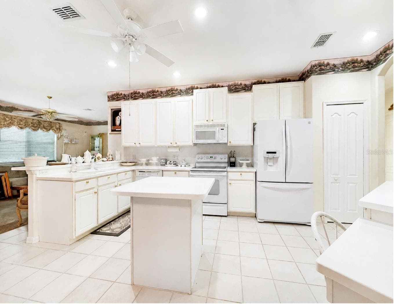 Kitchen with island - 10924 RAIN HOLLOW CT, TRINITY
