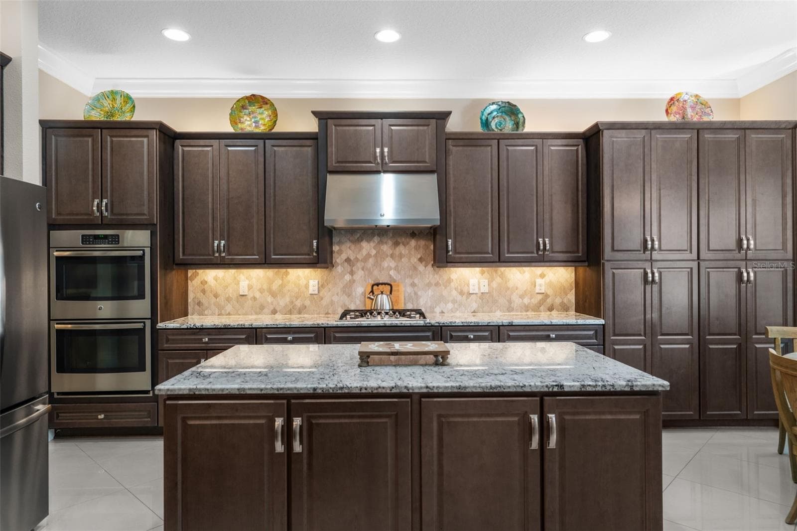 Large Island with custom storage - 30581 IVY FORGE CT, WESLEY CHAPEL