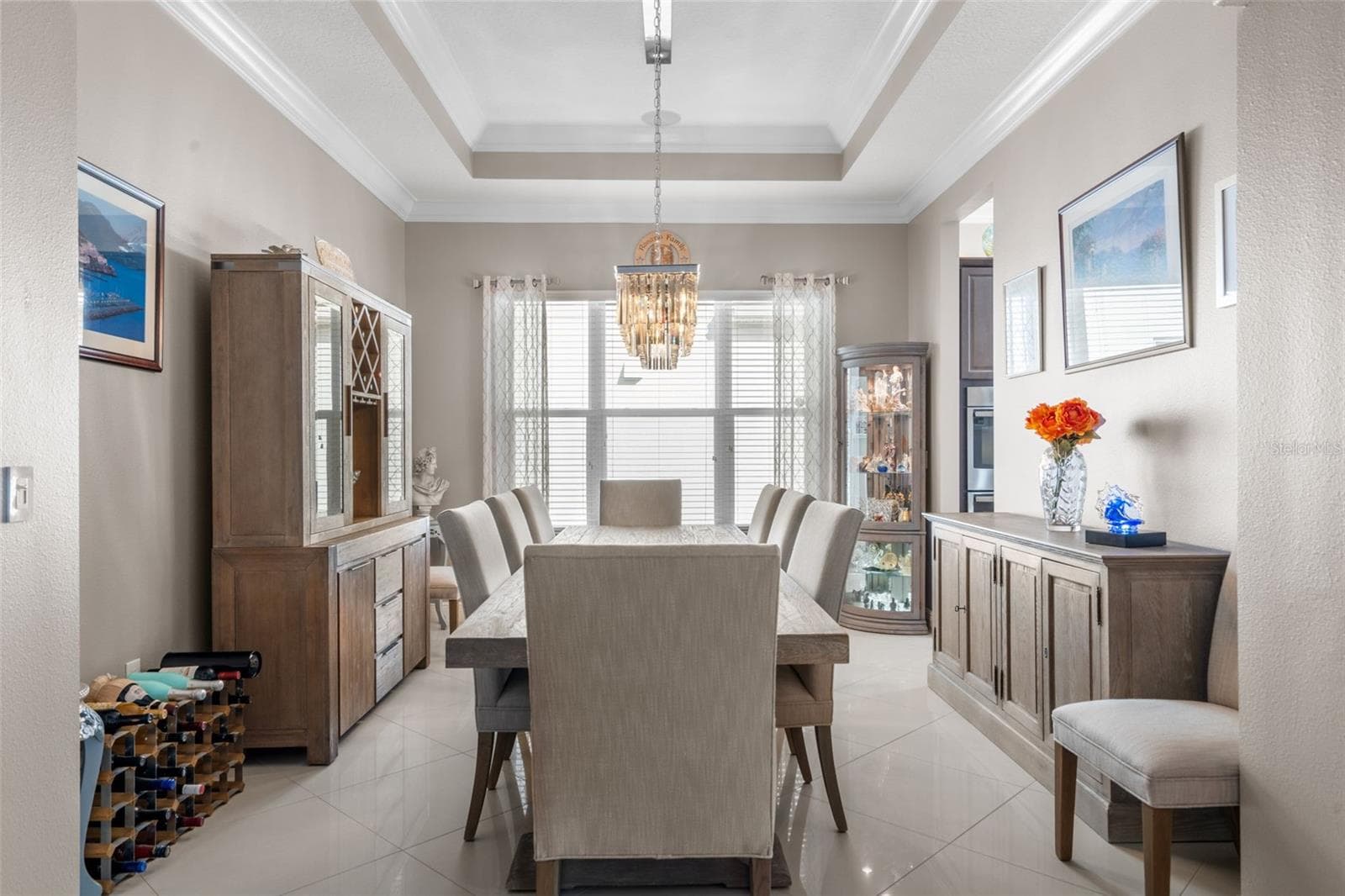 Tray ceiling with chandelier - 30581 IVY FORGE CT, WESLEY CHAPEL