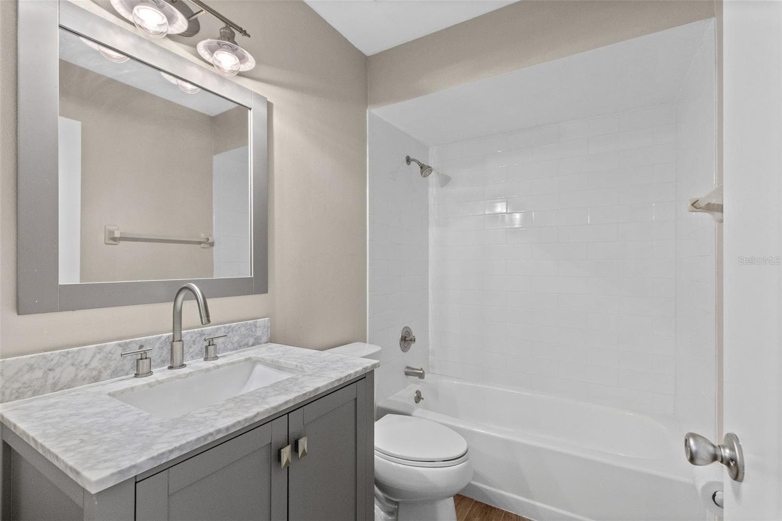 Full bathroom for 2nd bedroom upstairs. - 283 SANDLEWOOD TRL #3, WINTER PARK