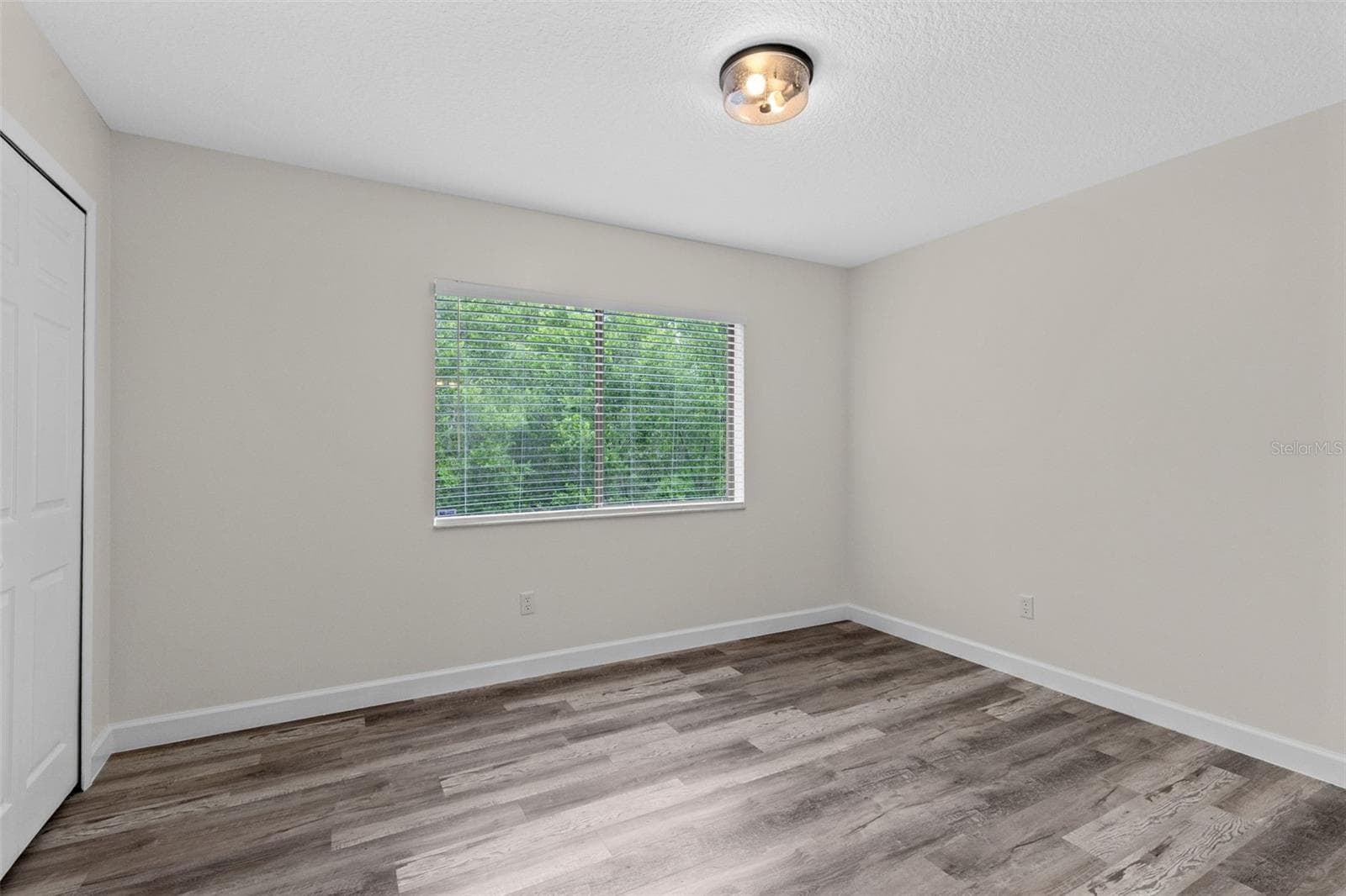 Upstairs, the primary bedroom features a private en suite bathroom - 283 SANDLEWOOD TRL #3, WINTER PARK