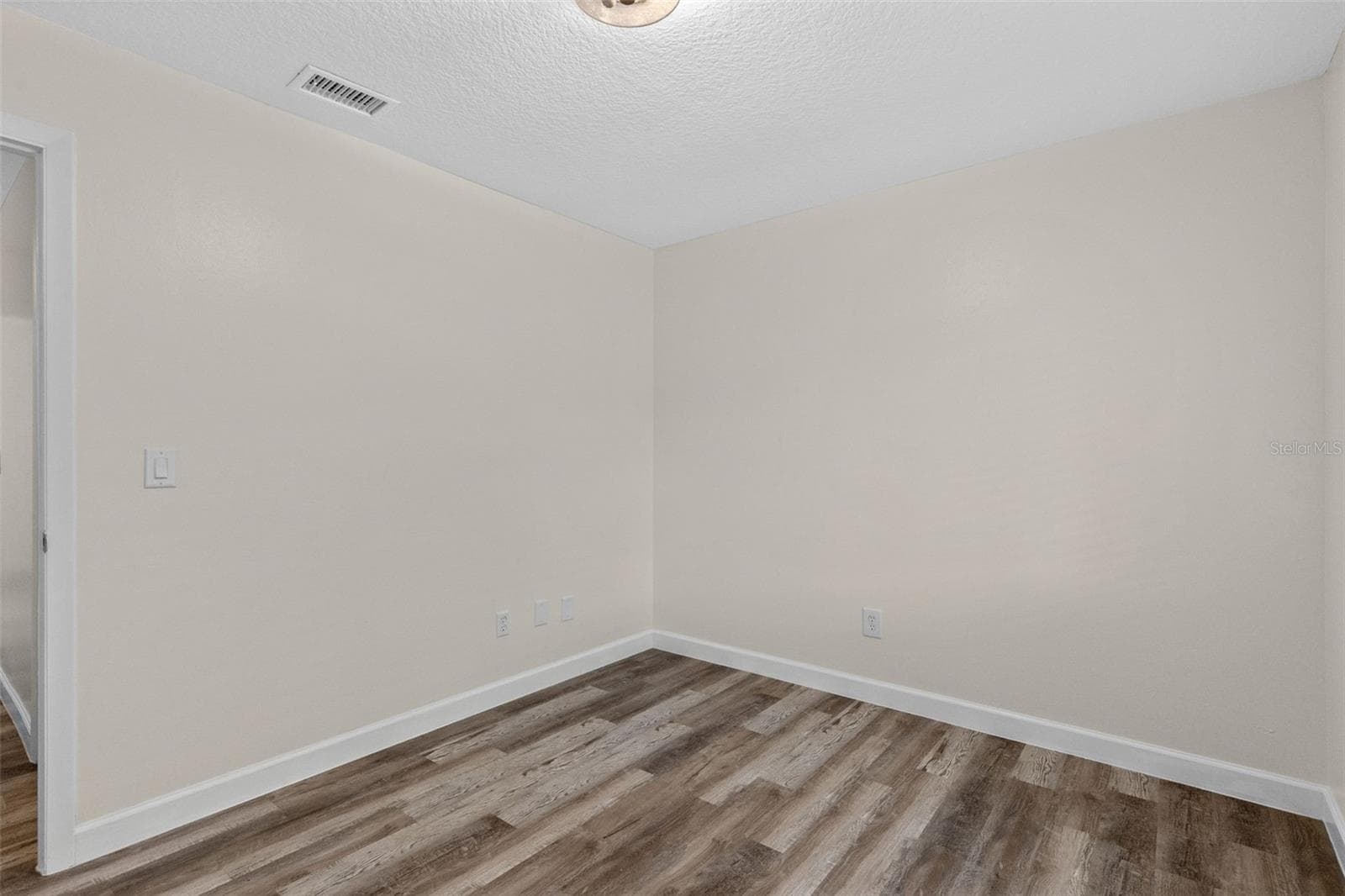 The second bedroom is located near the additional full bath. - 283 SANDLEWOOD TRL #3, WINTER PARK