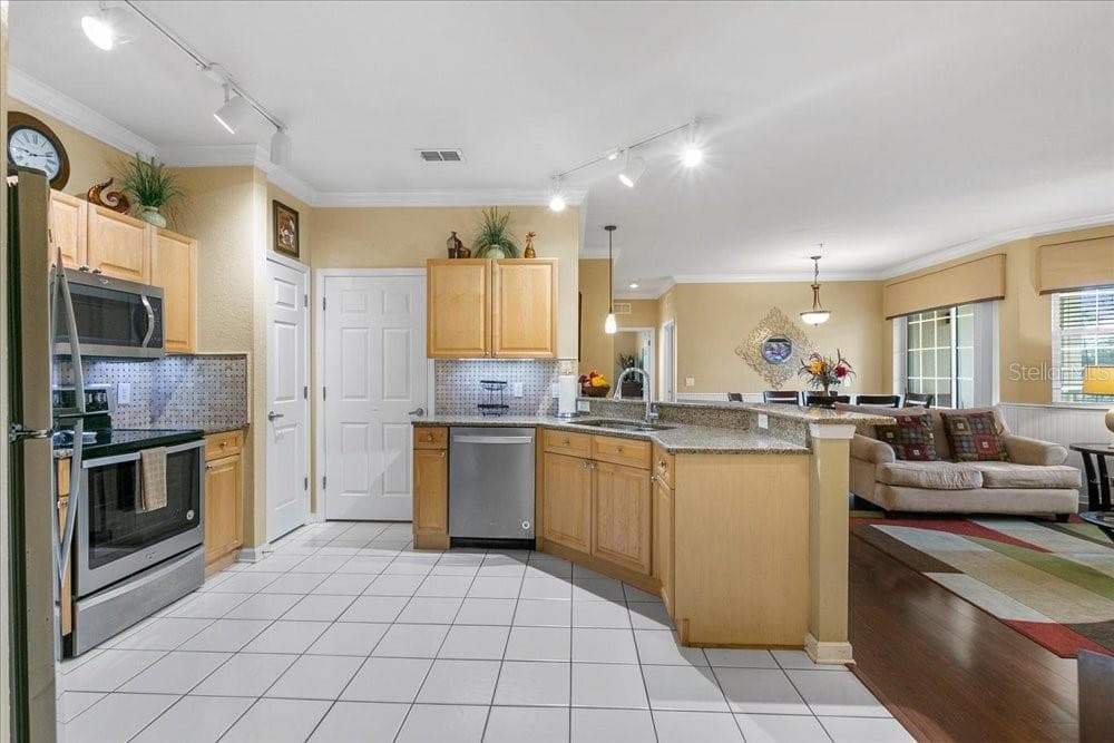 Condominium at 110 TERRACE RIDGE CIR #110, DAVENPORT, photo 2 of 36
