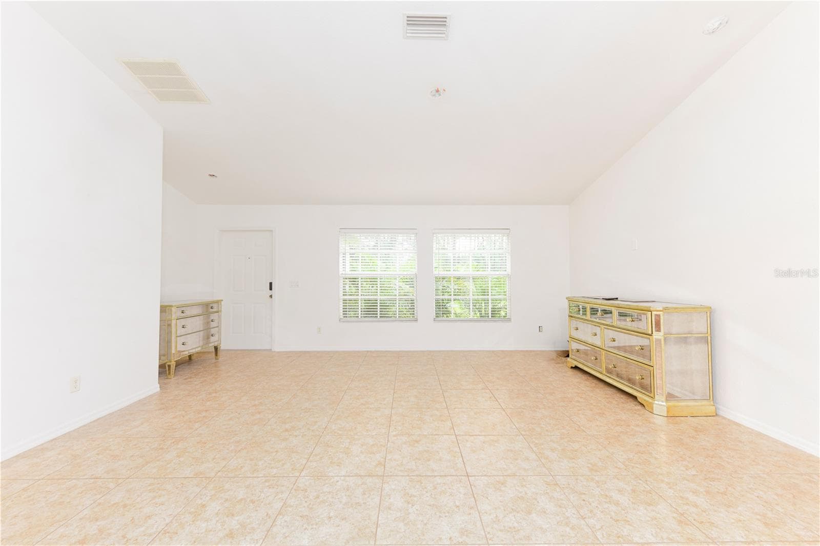 Living room and front entrance - 8457 BRISTOL AVE, NORTH PORT