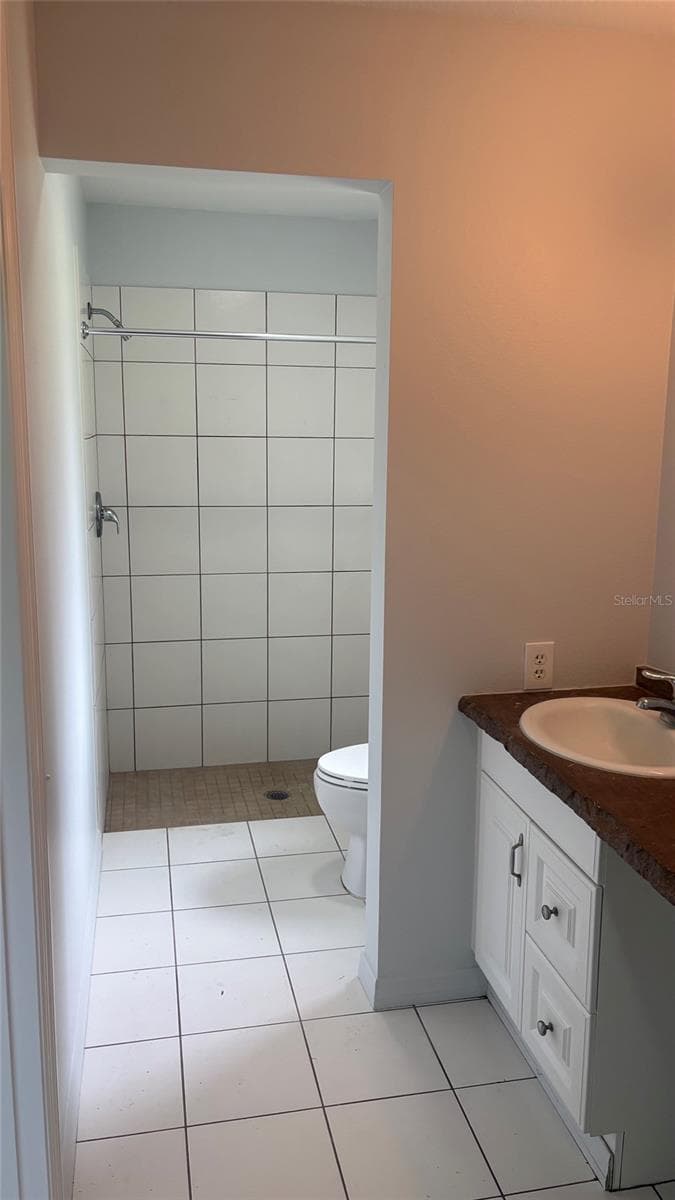 Primary  bedroom with  walk in shower. - 607 2ND ST NW, RUSKIN