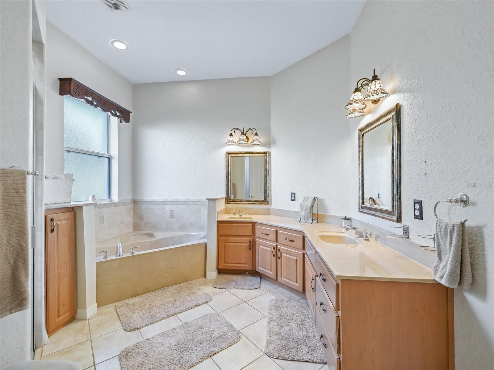Primary Bathroom- Dual sinks & jetted tub! - 9926 SE SUNSET HARBOR RD, SUMMERFIELD