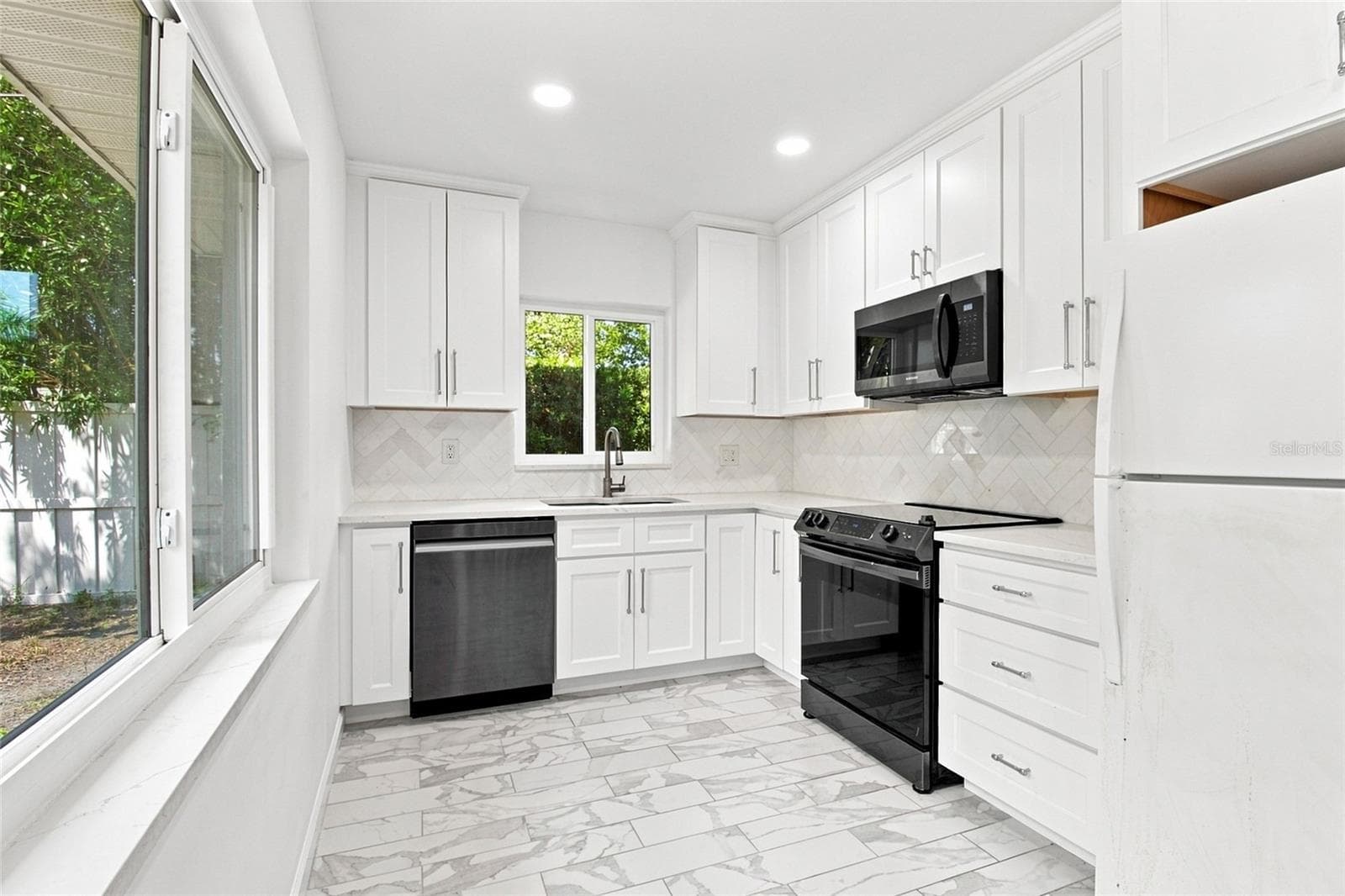 Kitchen - 4100 18TH AVENUE N, ST PETERSBURG