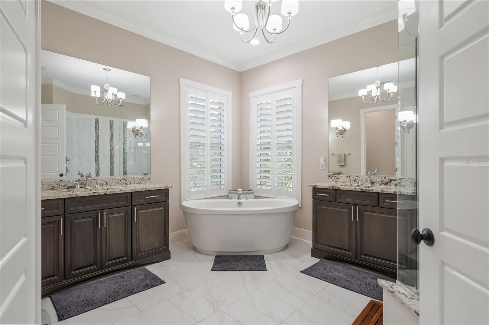 Primary Bathroom with Dual Vanity Sinks and Soaking Tub - 14205 9TH TER NE, BRADENTON