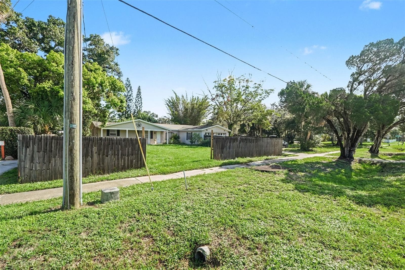 Single Family Residence at 805 W COLLEGE AVE, RUSKIN, photo 6 of 36
