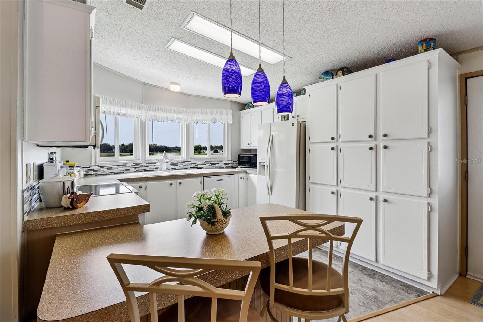 Breakfast Bar - 25120 CLIFFORD HL, LEESBURG