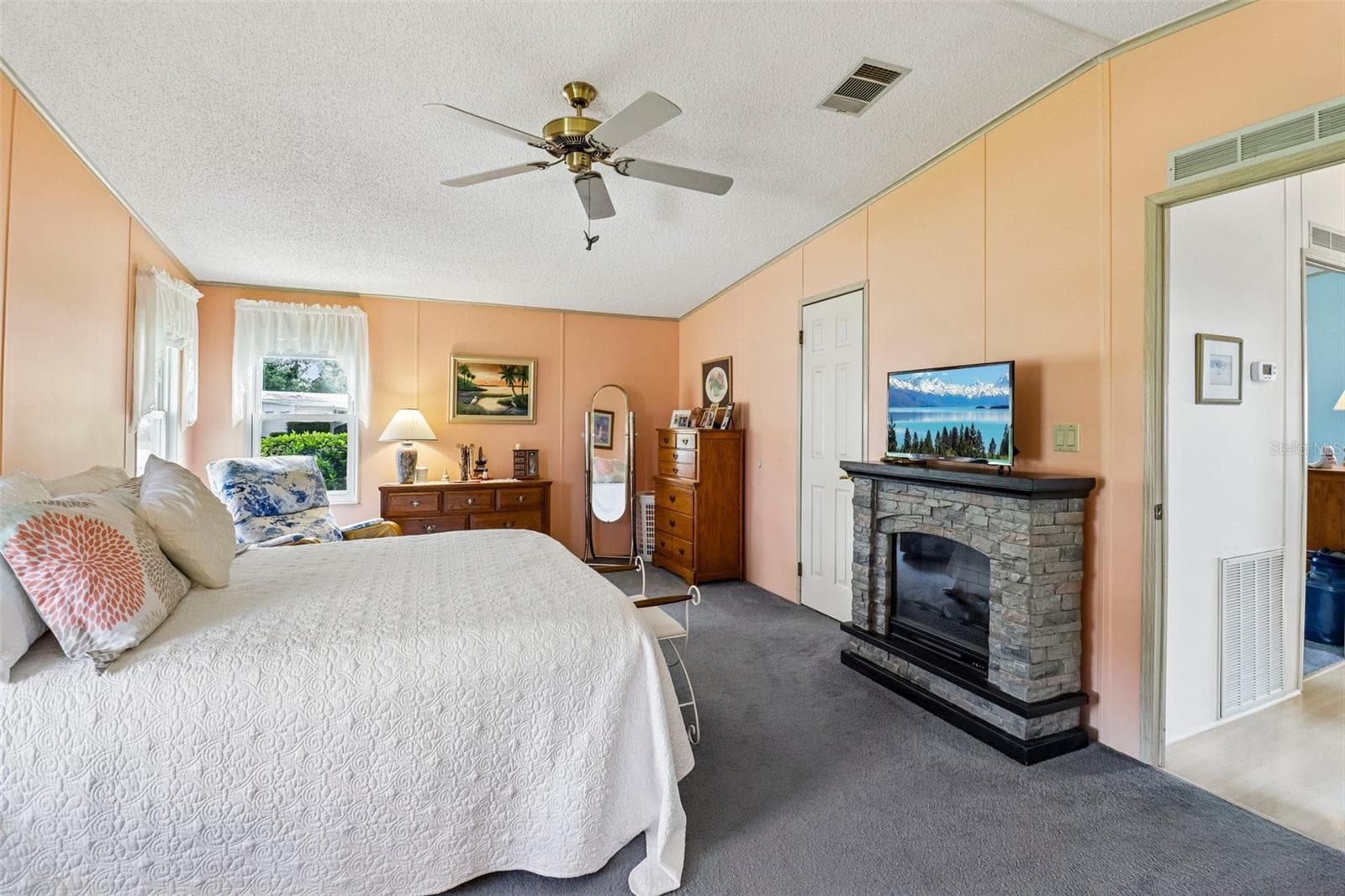 Manufactured Home at 25120 CLIFFORD HL, LEESBURG, photo 19 of 66