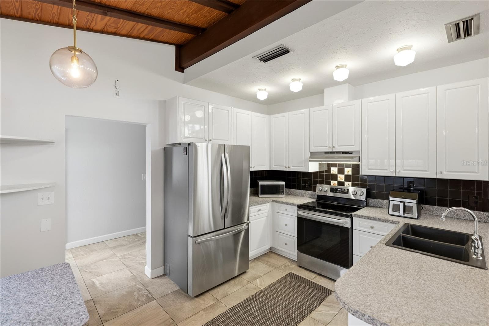 Kitchen - 4232 PANDORA RD, VENICE