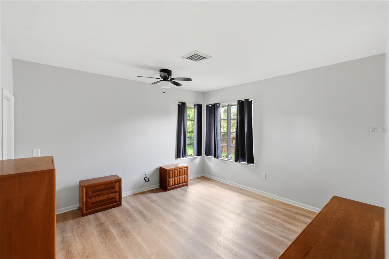 Bedroom 1 with access to bathrooms 1 and 2 - 4232 PANDORA RD, VENICE