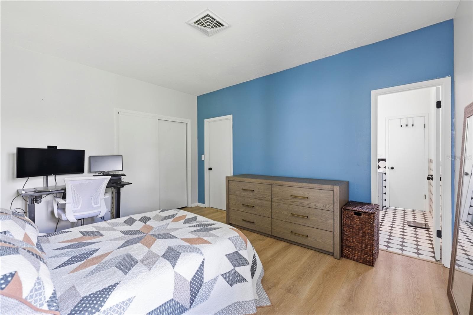 Bedroom 2 with access to bathroom 2 - 4232 PANDORA RD, VENICE