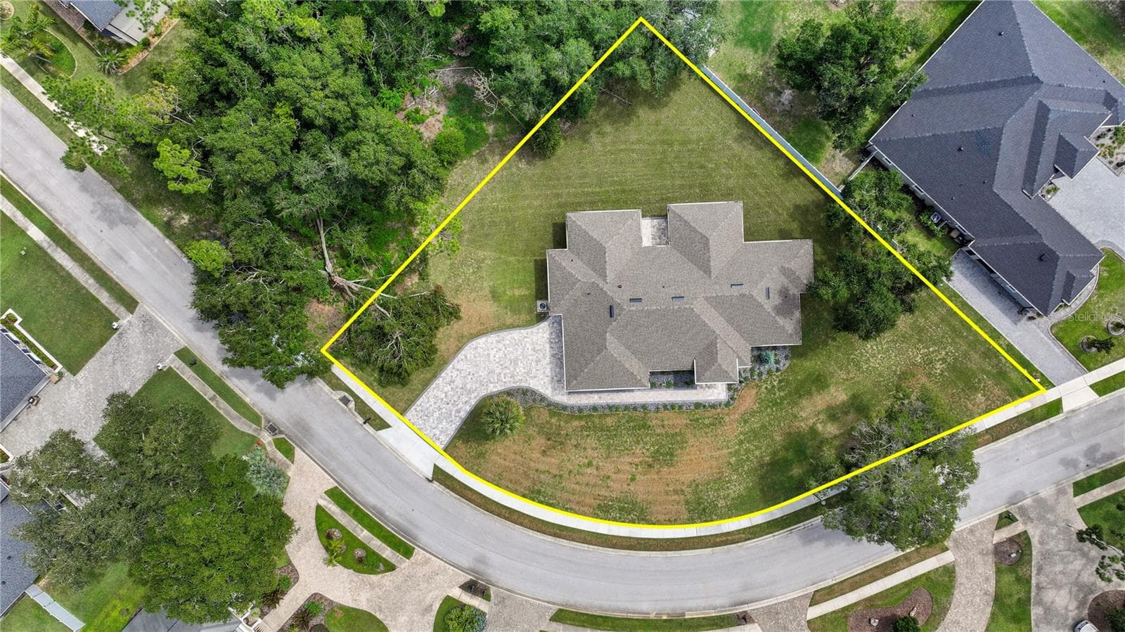 Aerial view highlighting the expansive 0.54-acre cul-de-sac lot. Property boundaries shown are approximate. - 9531 MID SUMMER LN, LEESBURG