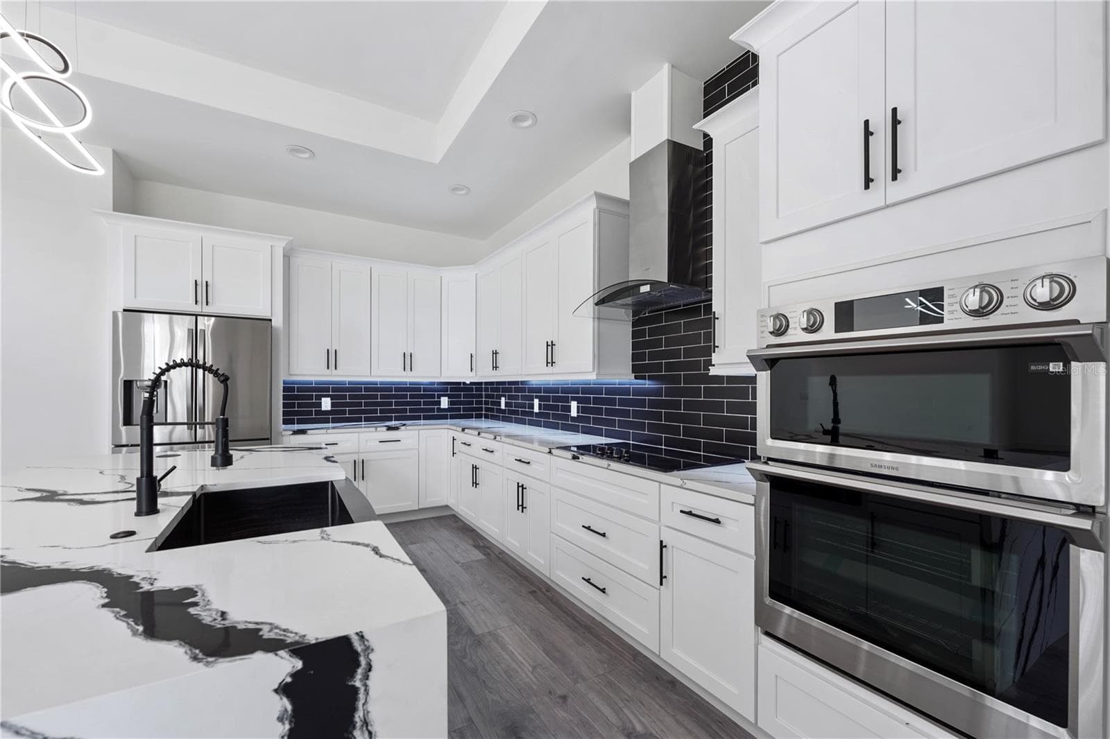 Modern gourmet kitchen with quartz countertops, premium appliances and abundant workspace. - 9531 MID SUMMER LN, LEESBURG